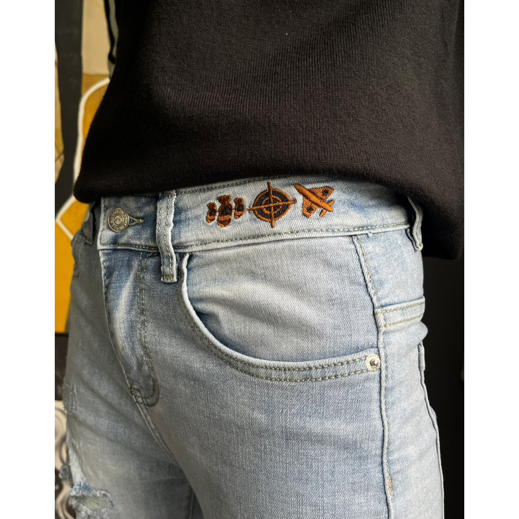 Quần jean xanh bạc rách thêu logo chi tiết như hình J2626 K3 STORE