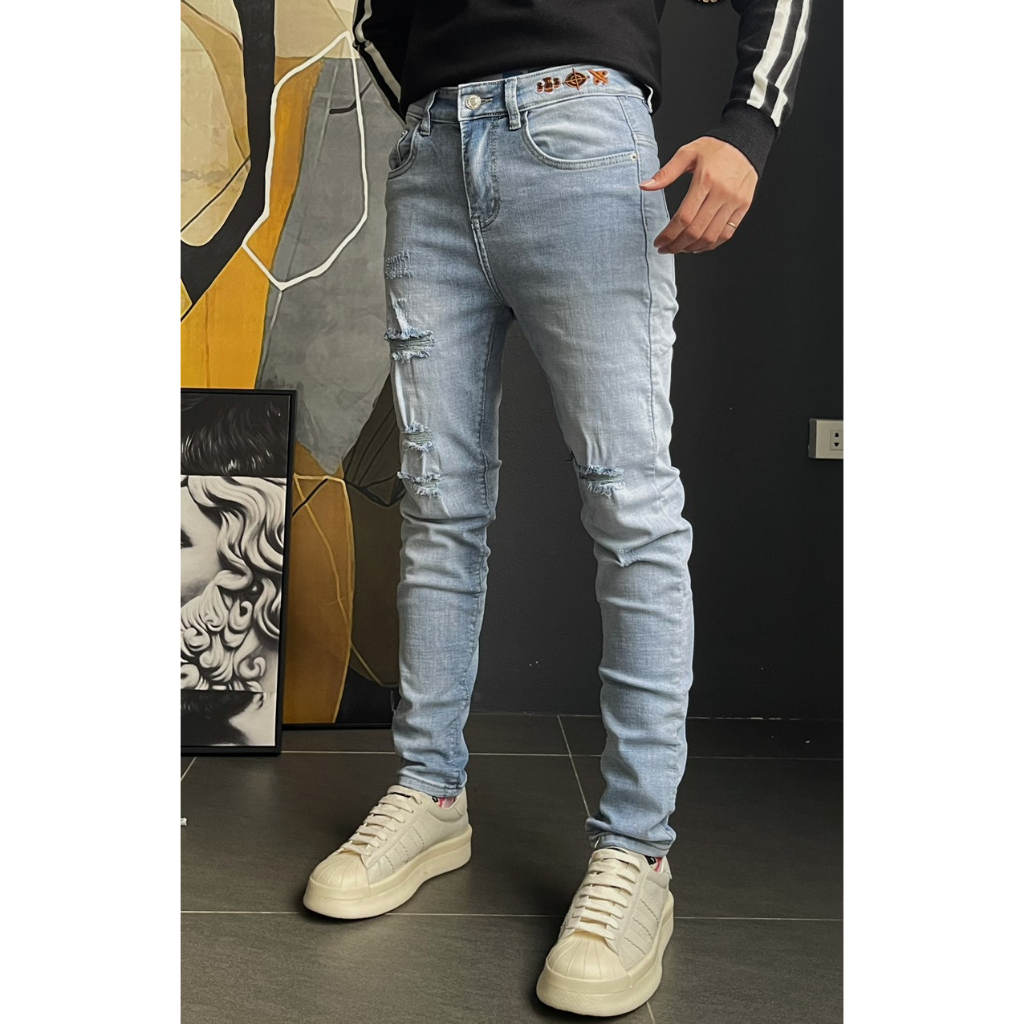 Quần jean xanh bạc rách thêu logo chi tiết như hình J2626 K3 STORE