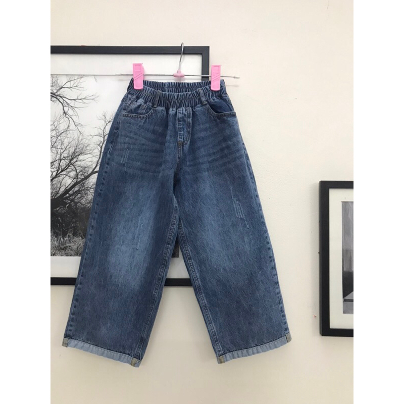 Quần bò suông trẻ em BeBe Jeans phong cách Hàn Quốc , chất liệu co giãn nhẹ tạo cảm giác thoải mái khi mặc .