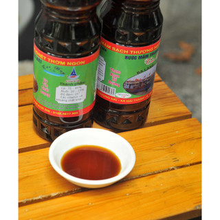 Nước mắm thượng hạng đặc sản Ba làng Tĩnh Gia hương thơm vị mặn dịu, dùng làm hàng hoặc chấm trực tiếp rất ngon