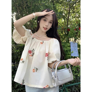 Áo sơ mi kem trễ vai hoa đỏ tay bồng cộc