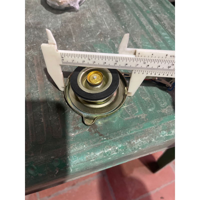 Nắp két nước xúc lật đường kính 7cm