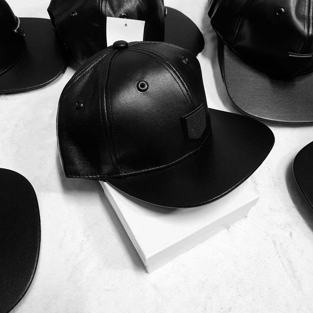 Mũ nón da snapback pha lưỡi trai màu đen huyền bí đẹp- Kết cấu toàn bộ là da.