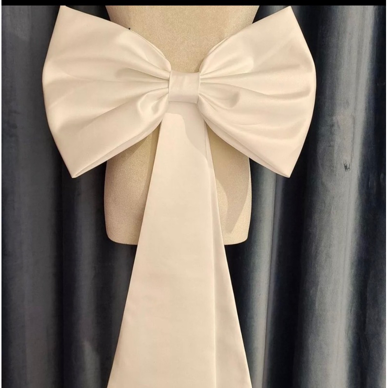 Nơ đuôi trắng cài váy cưới