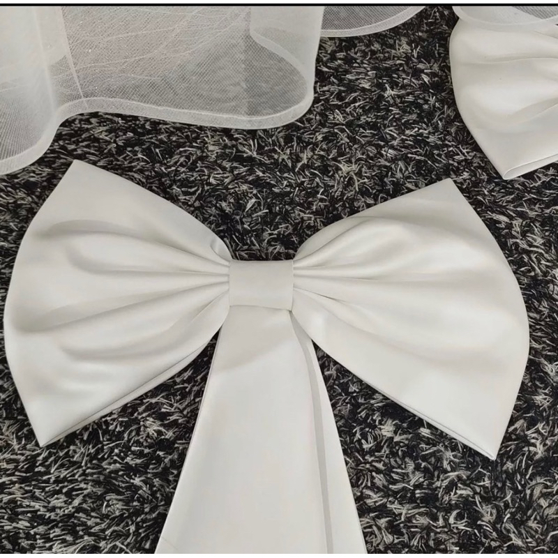 Nơ đuôi trắng cài váy cưới