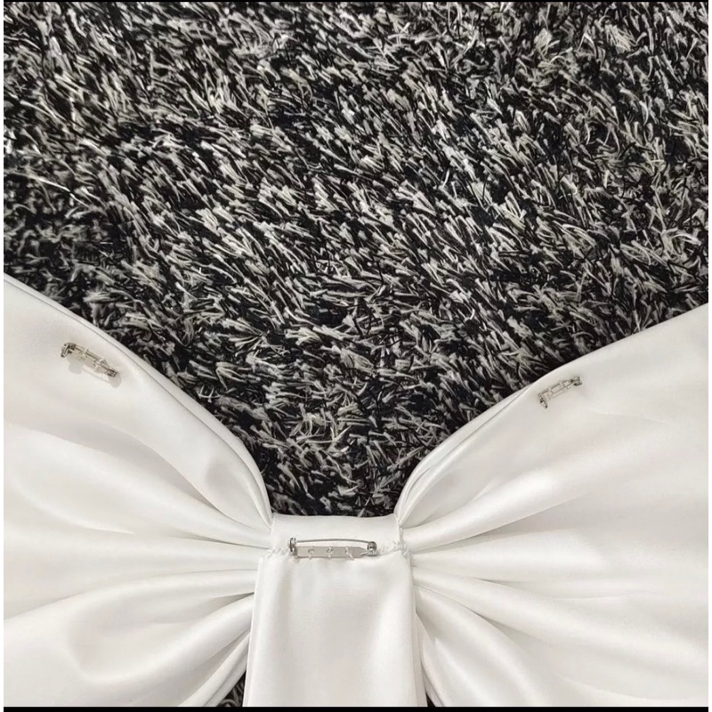 Nơ đuôi trắng cài váy cưới