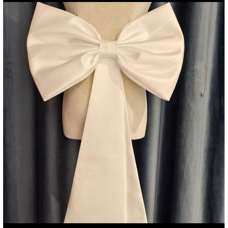 Nơ đuôi trắng cài váy cưới