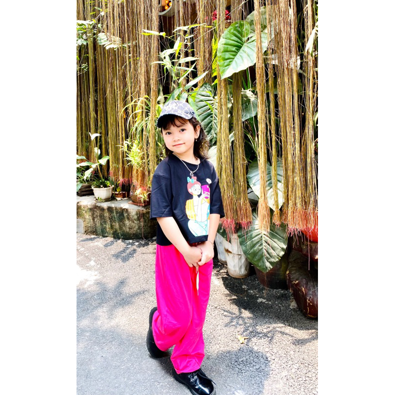 Sét bé gái gồm áo thun croptop hình Cô gái và quần ống suông sành điệu cho bé đồ bộ cho bé gái