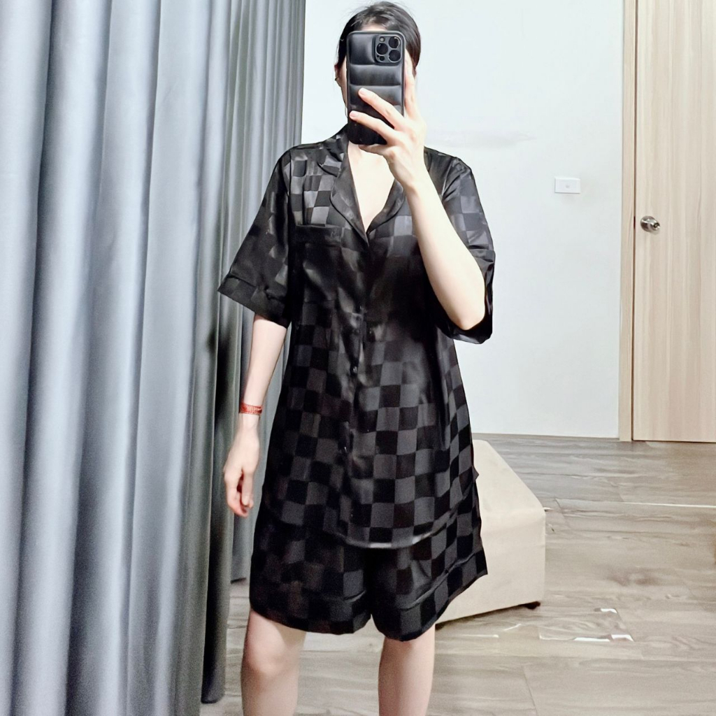 Bộ Pyjama lụa gấm kẻ ô vuông màu đen cộc đùi mặc nhà giá rẻ ko nhăn dành cho nữ có size từ 40kg đến 90kg.