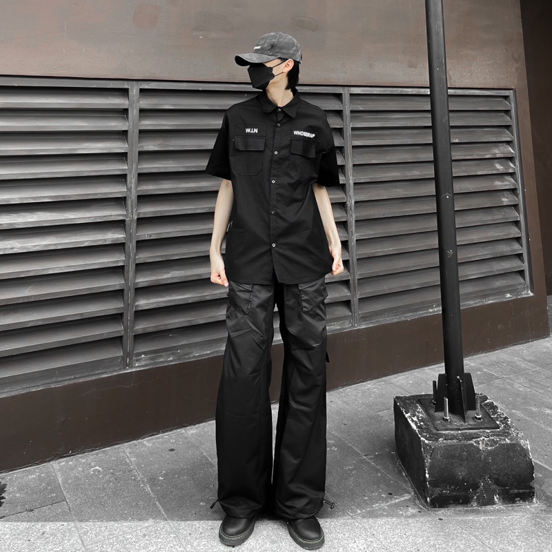 SƠ MI KAKI TÚI HỘP PHONG CÁCH CHICANO THÊU CHỮ NỔI -