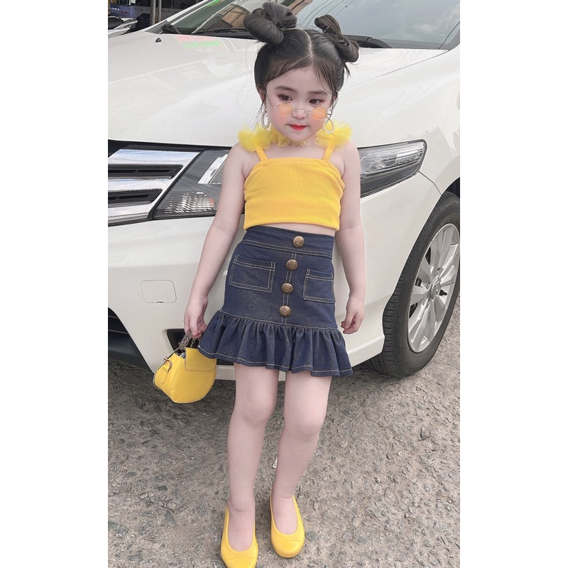 Chân váy jeans và áo hai dây cho bé gái