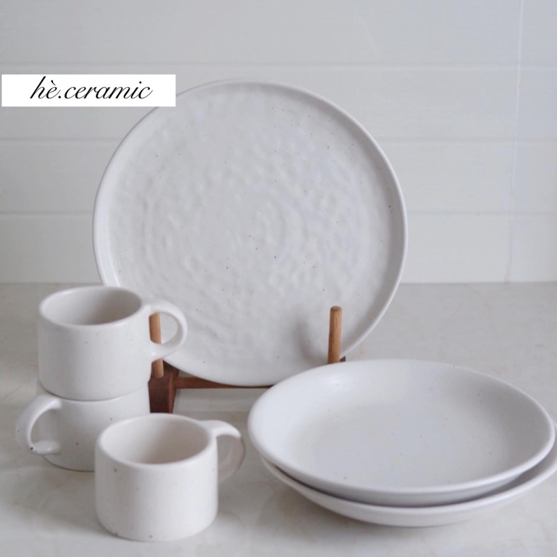 HÈ.CERAMIC / Bộ Dĩa Cốc Dot Set Men Tiêu Được Sản Xuất Tại Việt Nam bởi Hè.ceramic.Dĩa cốc gốm men mờ trắng có hạt liti.