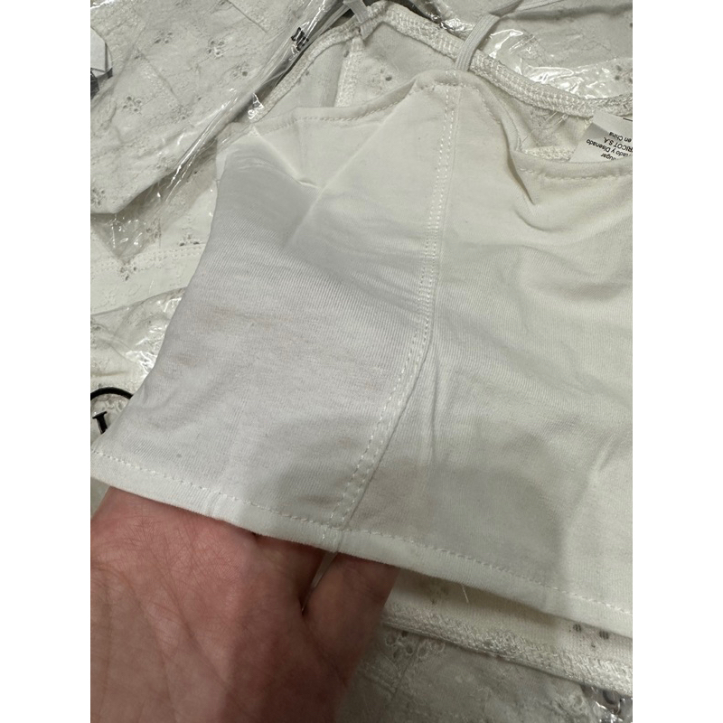 Áo hai dây thêu hoa