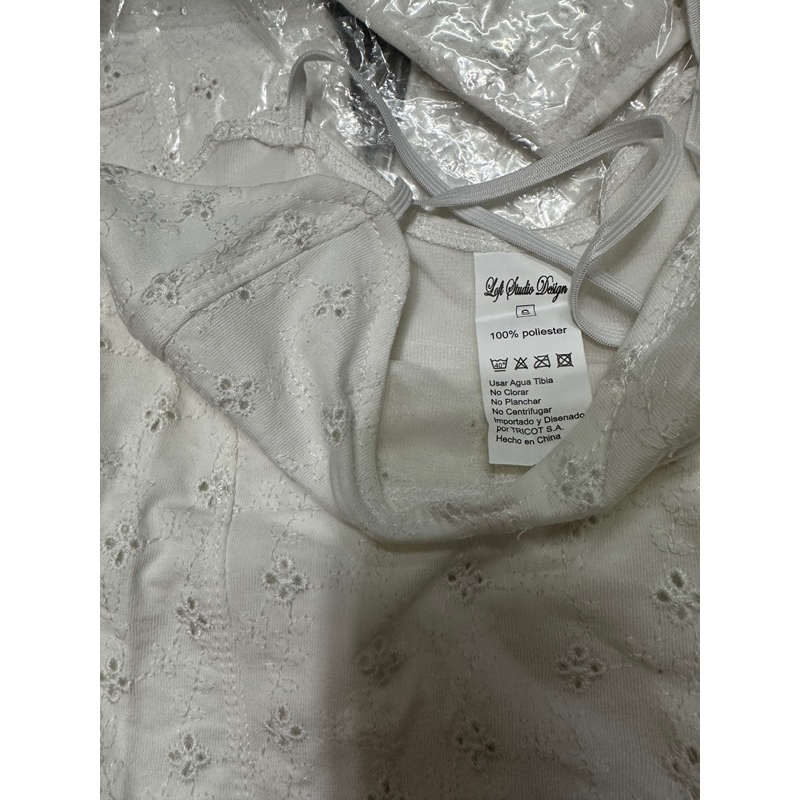 Áo hai dây thêu hoa