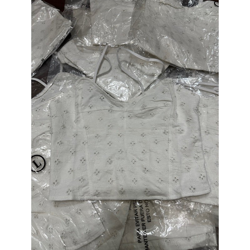 Áo hai dây thêu hoa