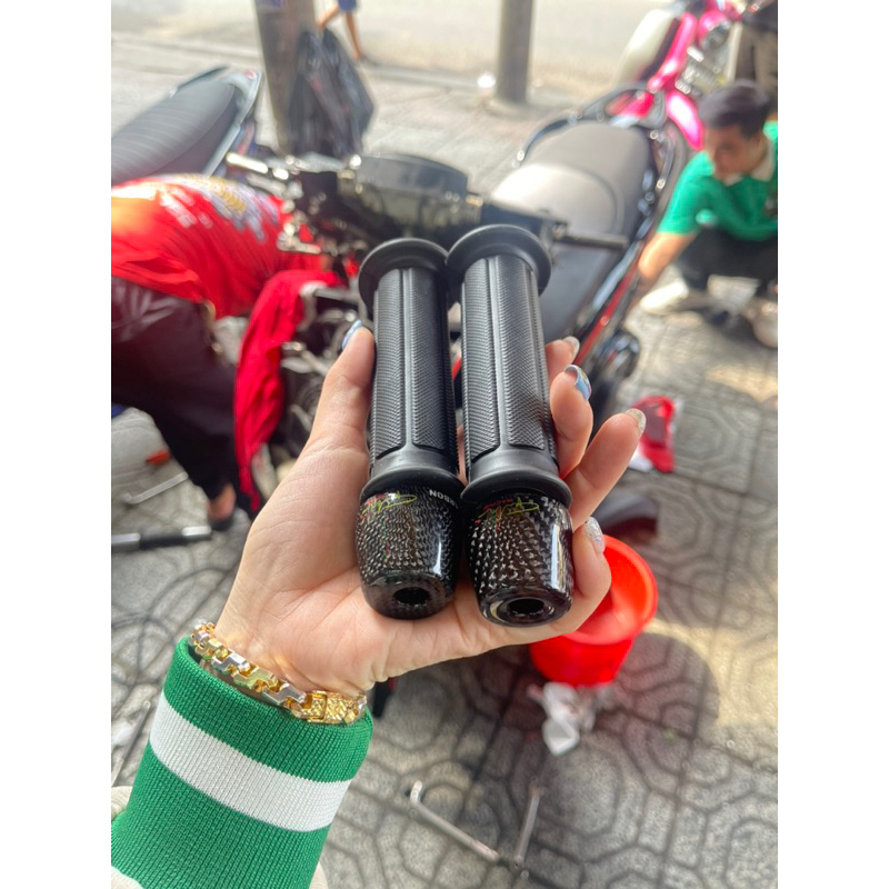 Gù Carbon chống rung tay lái