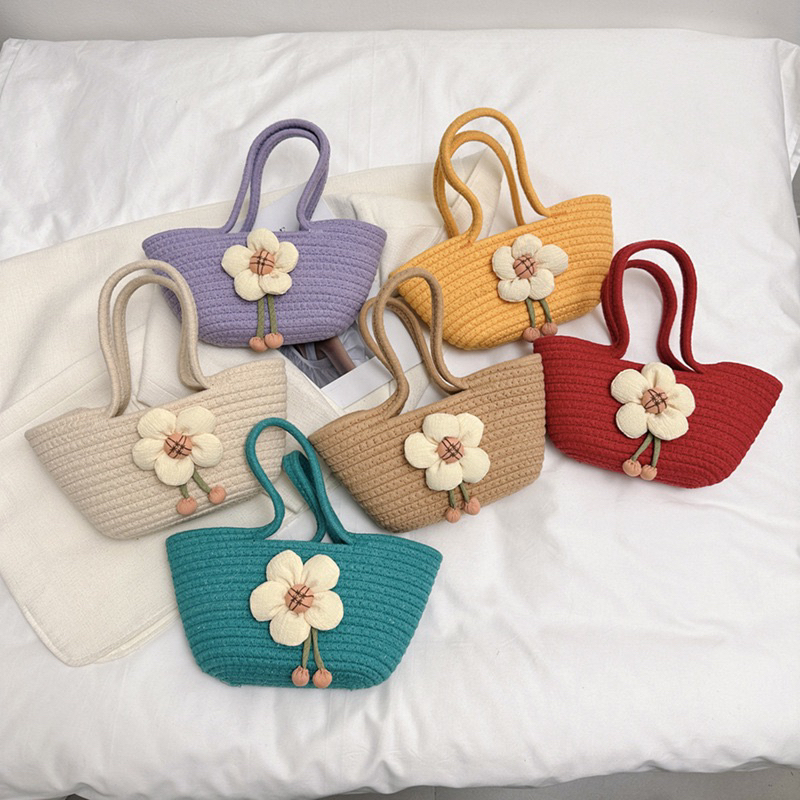 Túi cói vitage đính hoa thời trang mùa hè 2023