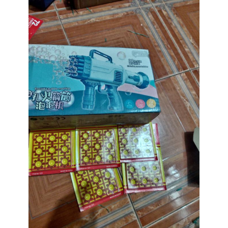 Súng bong bóng có vỉ đỏ kèm đồ chơi