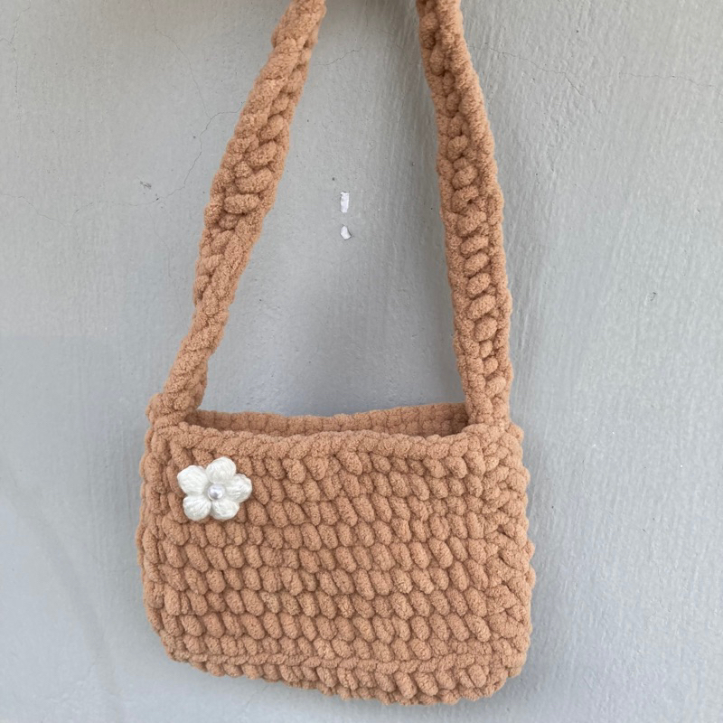 Túi nâu bông heo đeo chéo bằng len handmade