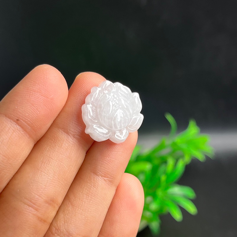 Mặt dây chuyền hoa sen bạch ngọc