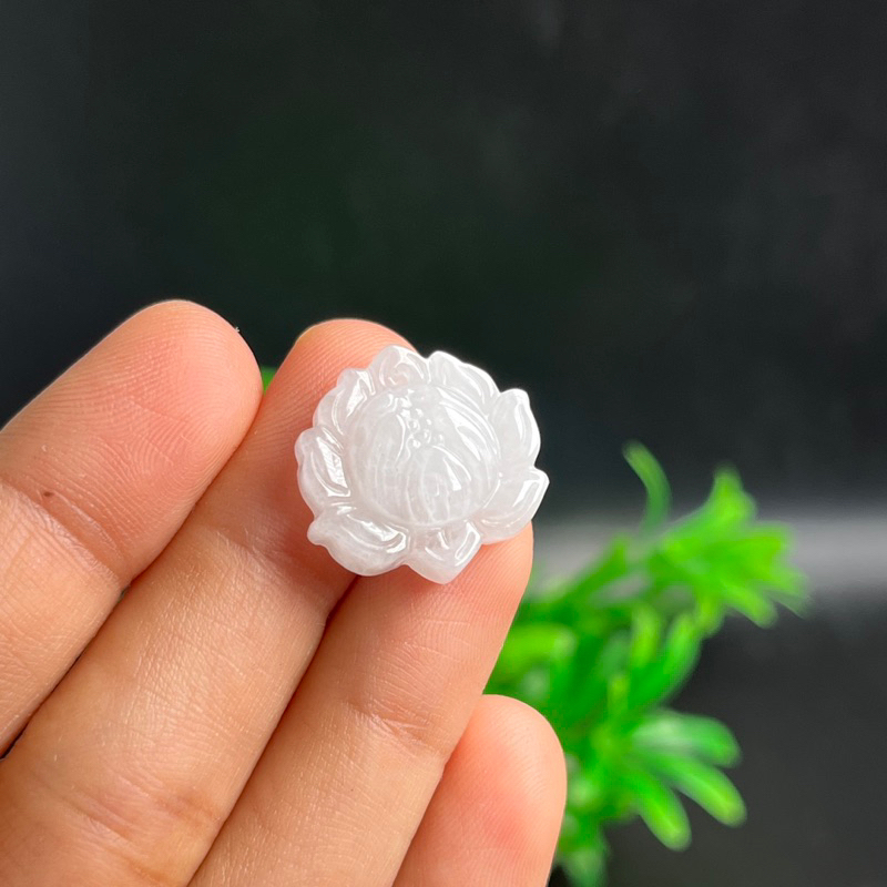 Mặt dây chuyền hoa sen bạch ngọc
