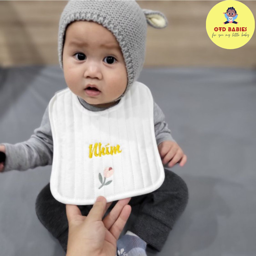 Yến ăn dặm chữ U thêu tên cho bé