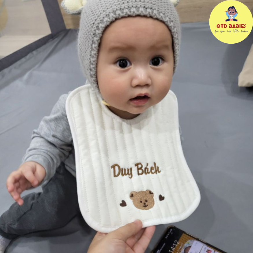 Yến ăn dặm chữ U thêu tên cho bé