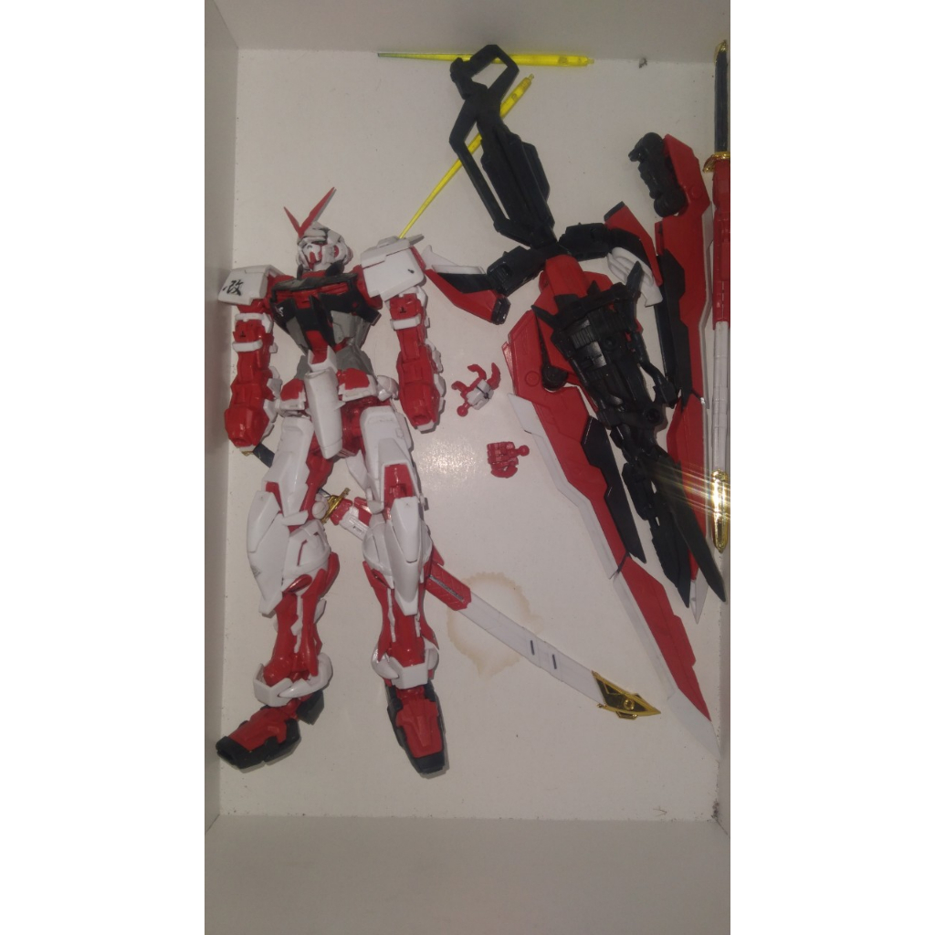 Gundam astray red kai daban (cũng có thể xem là xác đủ đồ mất chi tiết chốt đỏ kiếm)