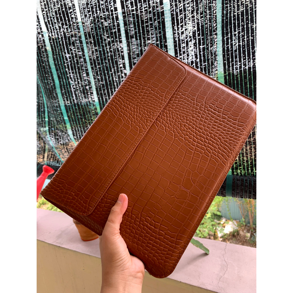 Túi Bao Thư đựng Laptop Macbook Pro-Air 13 inch chất liệu Da PU Mềm màu nâu vân cá sấu đa công dụng | BigBuy360 - bigbuy360.vn