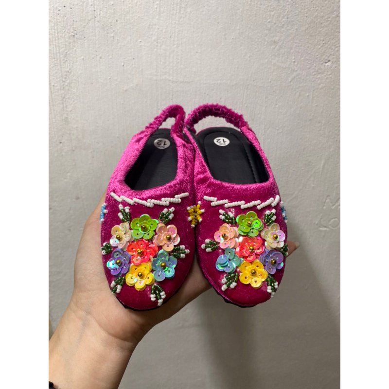 Hài nhí đỏ có quai hậu cho bé gái chùm hoa nhí