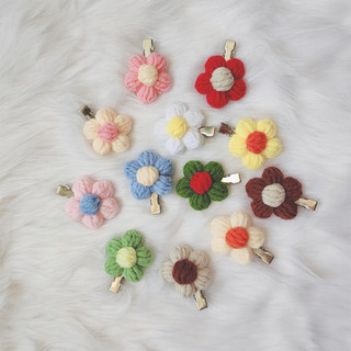 Kẹp tóc đính hoa bằng len handmade