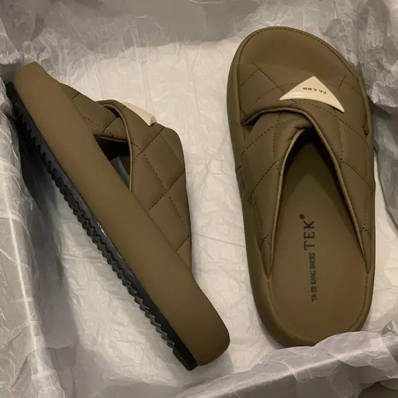 Dép nữ prada quai chéo da quả chám logo nổi fullbox . Thuytienshoes