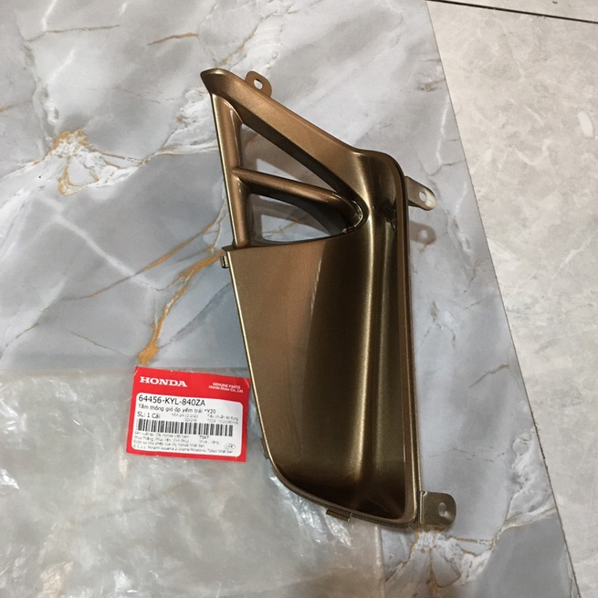 Tấm thông gió ốp yếm bên trái HONDA FUTURE X năm 2010-2011 màu Vàng. *Y20 Neo 64456KYL840ZA