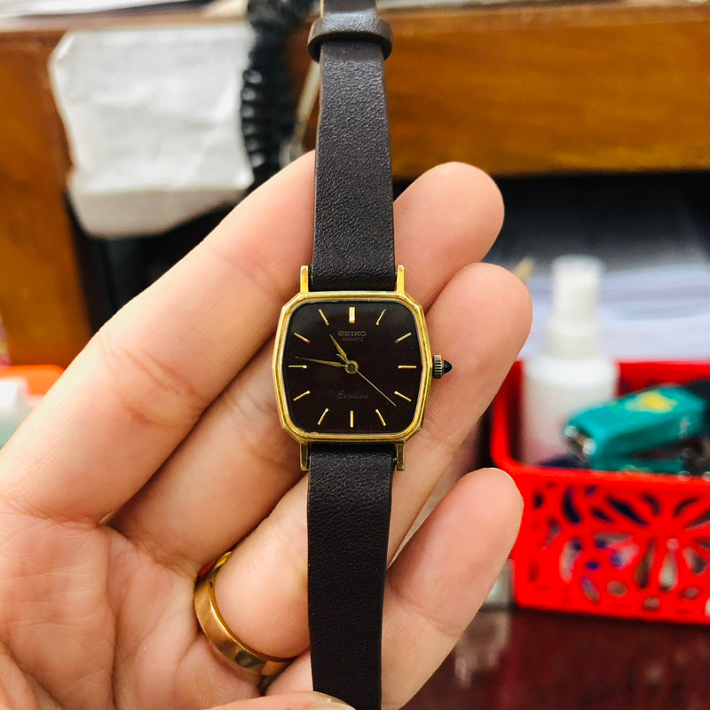 Đồng hồ nữ si nhật dáng tank hiệu Seiko