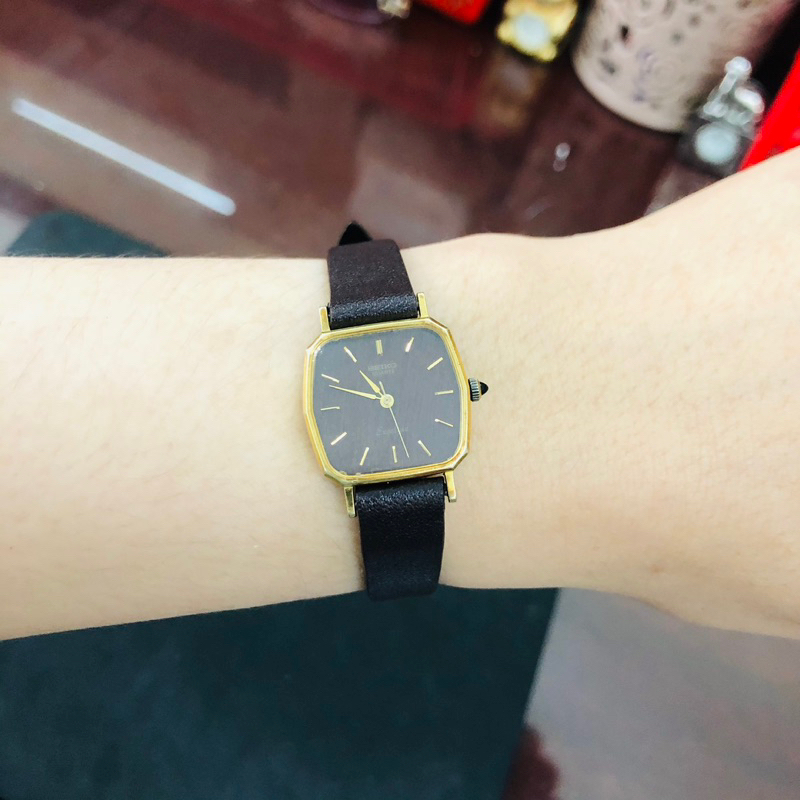 Đồng hồ nữ si nhật dáng tank hiệu Seiko