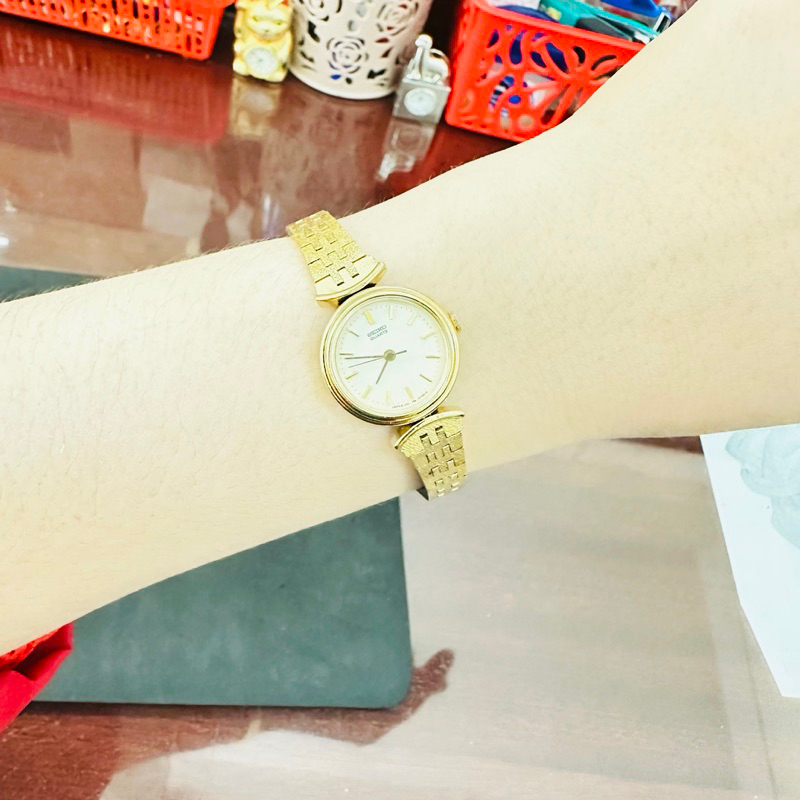 Đồng hồ nữ si nhật dáng lắc tay hiệu Seiko, dây khoá zin