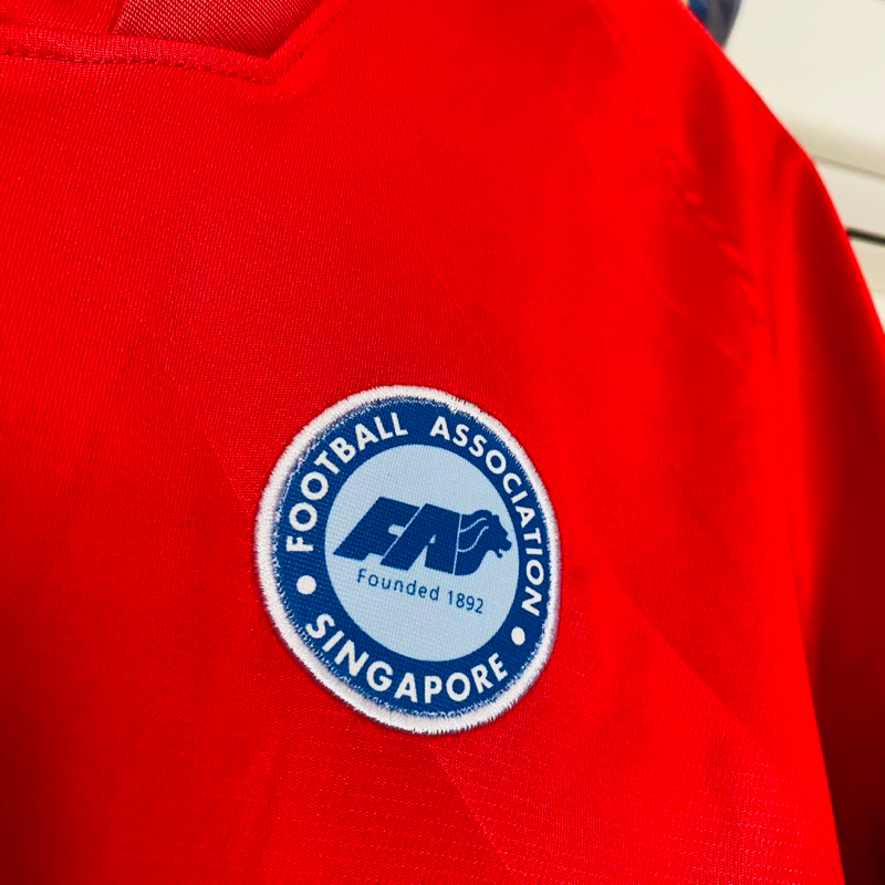 Bộ bóng đá Sing đỏ quần đen