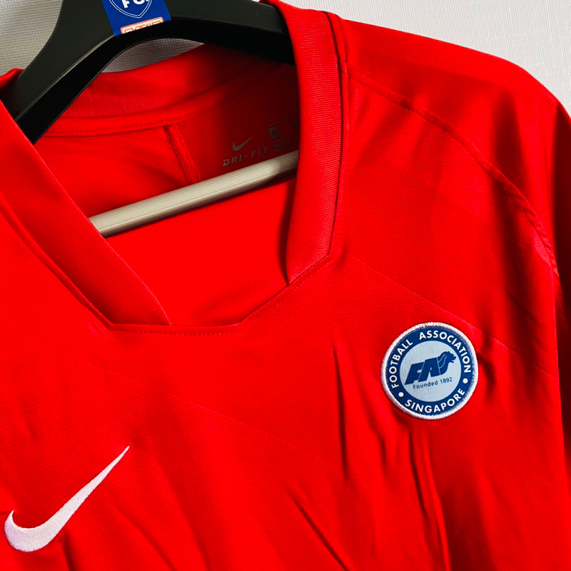 Bộ bóng đá Sing đỏ quần đen