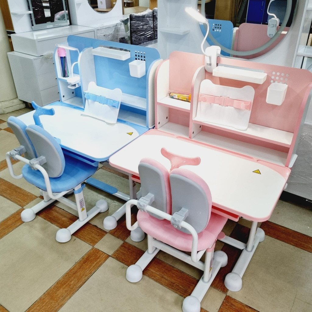 Bộ bàn học chống gù ,Bàn học cho bé có giá sách, Nâng hạ tay quay cao cấp