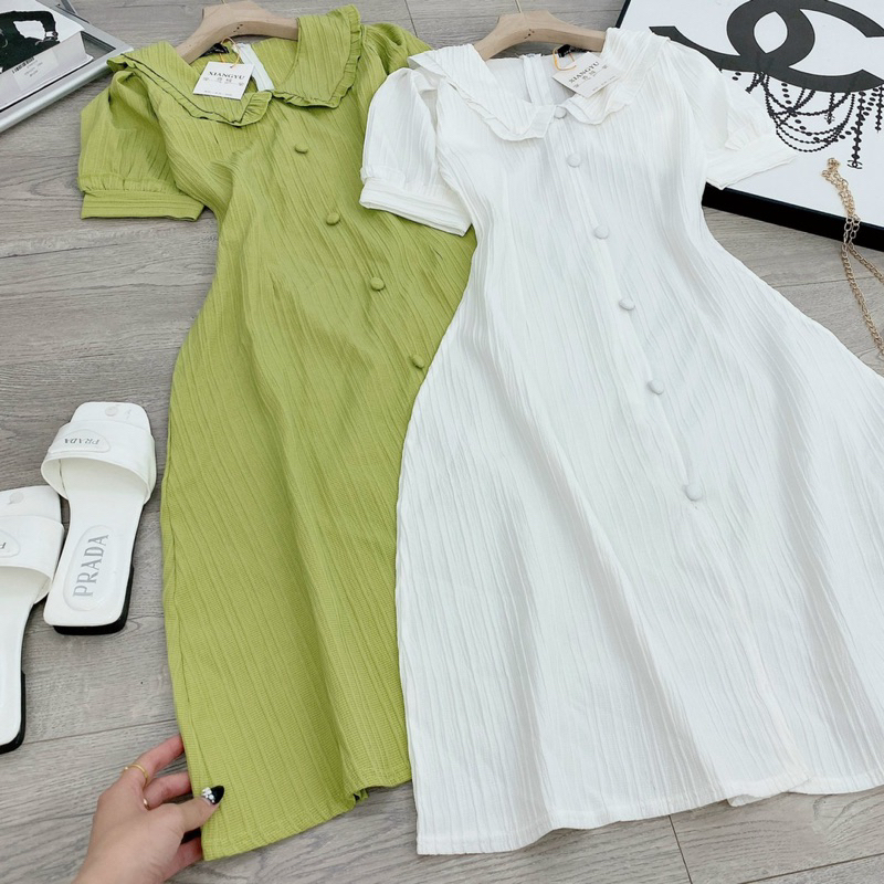 Đầm xoè cổ sen xẻ giữa