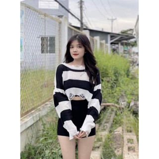 Set quần short đen + áo len sọc rách QC 2023