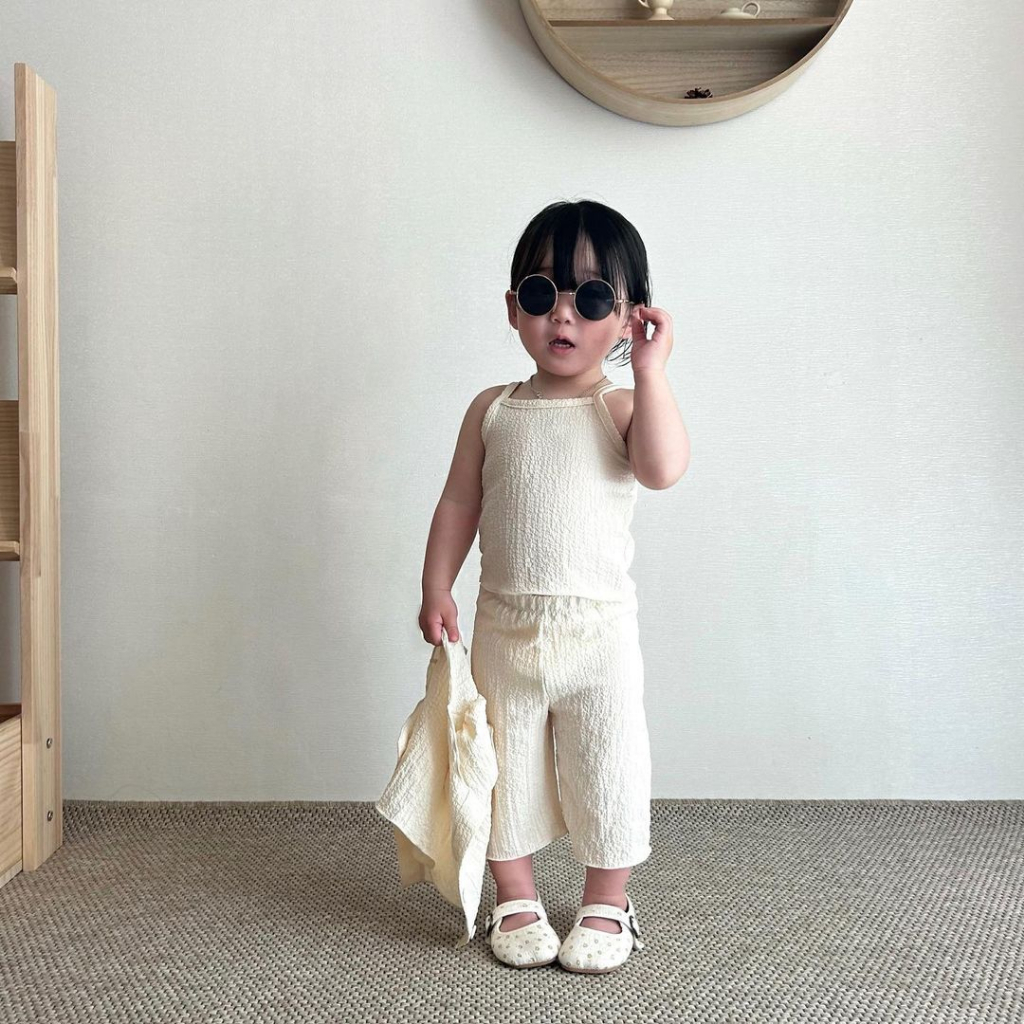 Set 3 món xốp nhăn áo hai dây quần suông kèm áo cardigan cộc tay bồng made in Korea cho bé gái đang yêu từ 8-30kg