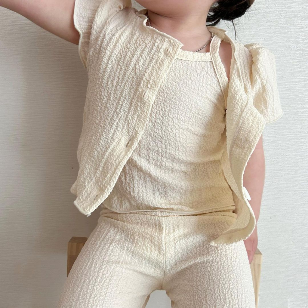Set 3 món xốp nhăn áo hai dây quần suông kèm áo cardigan cộc tay bồng made in Korea cho bé gái đang yêu từ 8-30kg