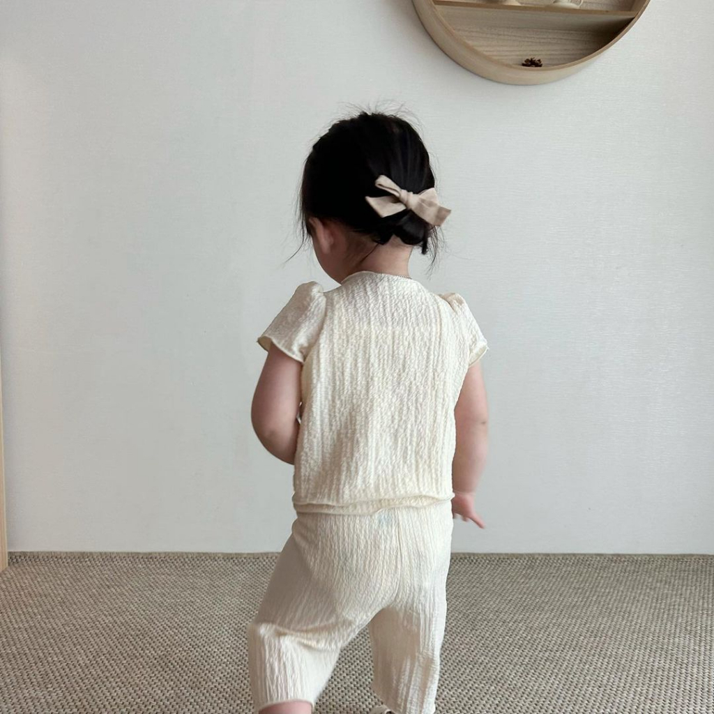 Set 3 món xốp nhăn áo hai dây quần suông kèm áo cardigan cộc tay bồng made in Korea cho bé gái đang yêu từ 8-30kg