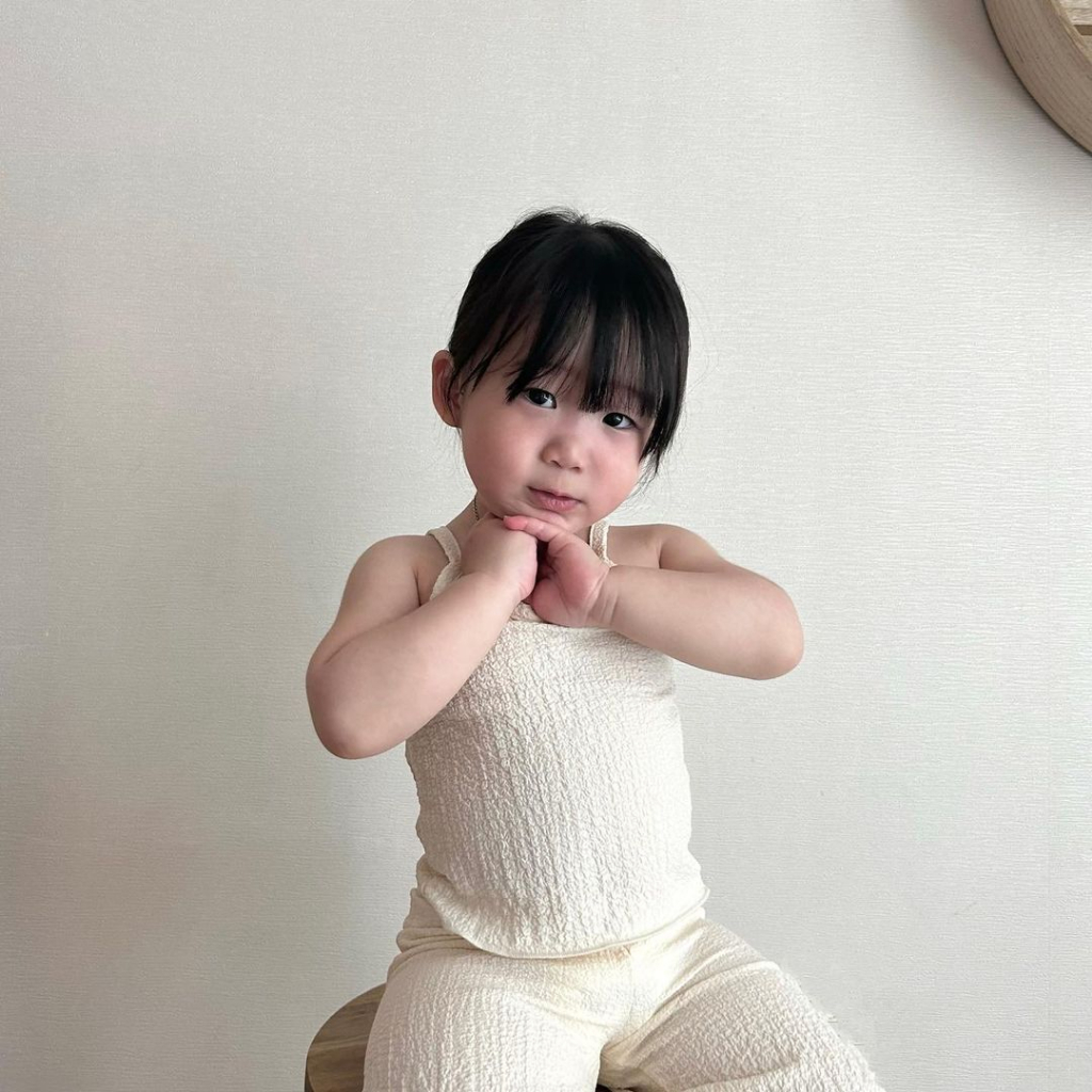 Set 3 món xốp nhăn áo hai dây quần suông kèm áo cardigan cộc tay bồng made in Korea cho bé gái đang yêu từ 8-30kg