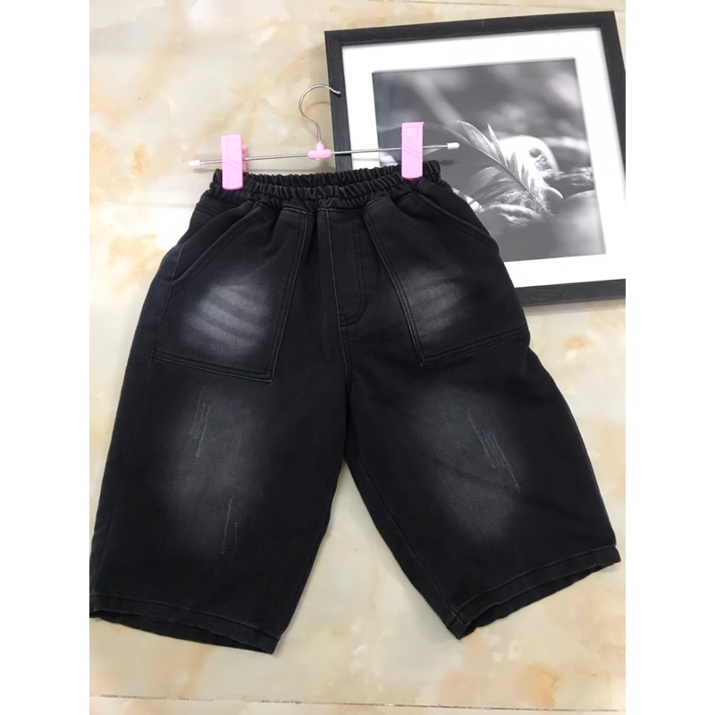 Quần Short Ngố bé trai BeBe Jeans túi dán , Chất liệu vải bò dày mềm mại cổ giãn . Sản phẩm có hai màu đen và xanh .