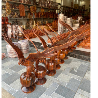 Tượng đại bàng gỗ xà cừ cao 40- 50cm