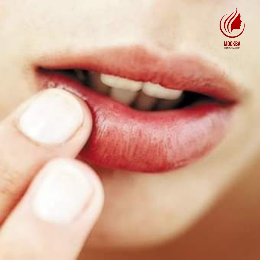 Serum Dưỡng Môi Eveline ChiLi LIPS Hàng Nga 4,5 ml Làm Dày Đầy Môi Mầu Hồng Nhẹ, Dưỡng Môi Thơm Nhẹ, Không Trôi mầu