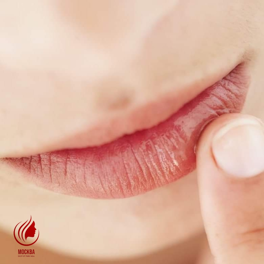 Serum Dưỡng Môi Eveline ChiLi LIPS Hàng Nga 4,5 ml Làm Dày Đầy Môi Mầu Hồng Nhẹ, Dưỡng Môi Thơm Nhẹ, Không Trôi mầu