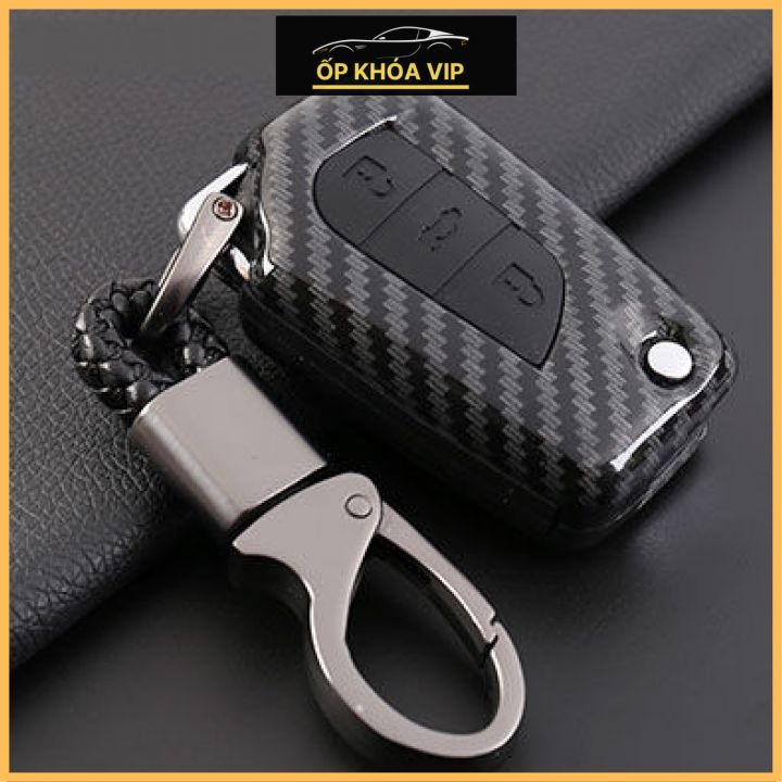 Bao da/Ốp khóa xe nhựa cứng vân carbon carbon kèm móc treo inox các dòng xe Toyota Altis T2: Fortuner 2017-2018 chìa gập